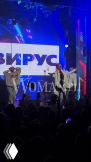 Выступление группы «Вирус!» на сцене VK Gipsy: музыканты в подсветке перед публикой, на экране крупно видно логотип «Вирус».