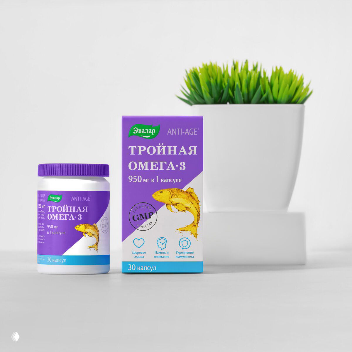 Фиолетовая упаковка и белый флакон биодобавки «Тройная Омега-3» от Эвалар на светлом фоне, видна отметка 950 мг и изображение рыбы на коробке.