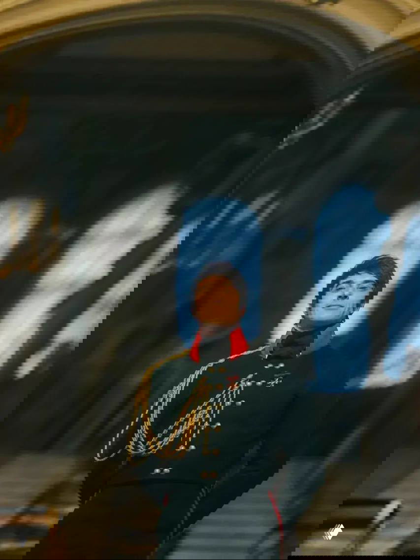 Анфас Станислава Бондаренко в военной форме на фоне парадного интерьера — полный рост в амплуа офицера Болконского.