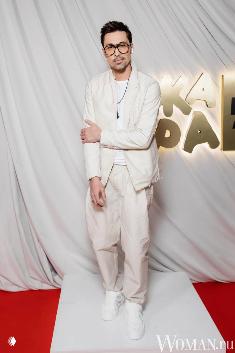 Дима Билан в светлом костюме на красной дорожке, портретный кадр в полный рост — иллюстрация новости о повышении гонораров российских артистов.