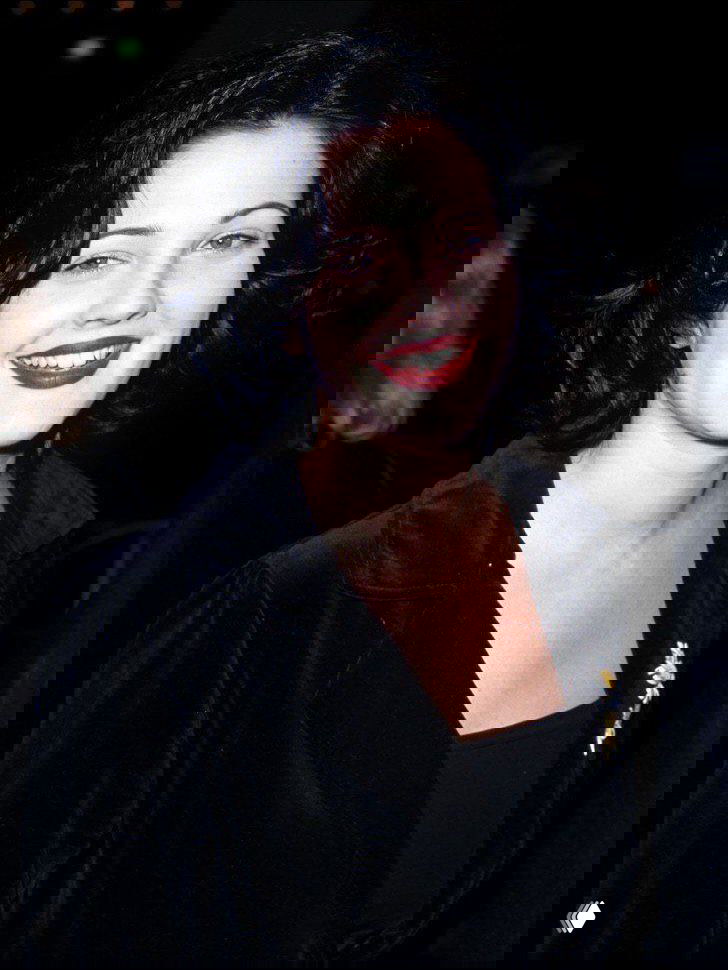 Фотография из архива: короткая стрижка, насыщенная помада тёмного оттенка и повседневный образ с эстетикой 1990-х.