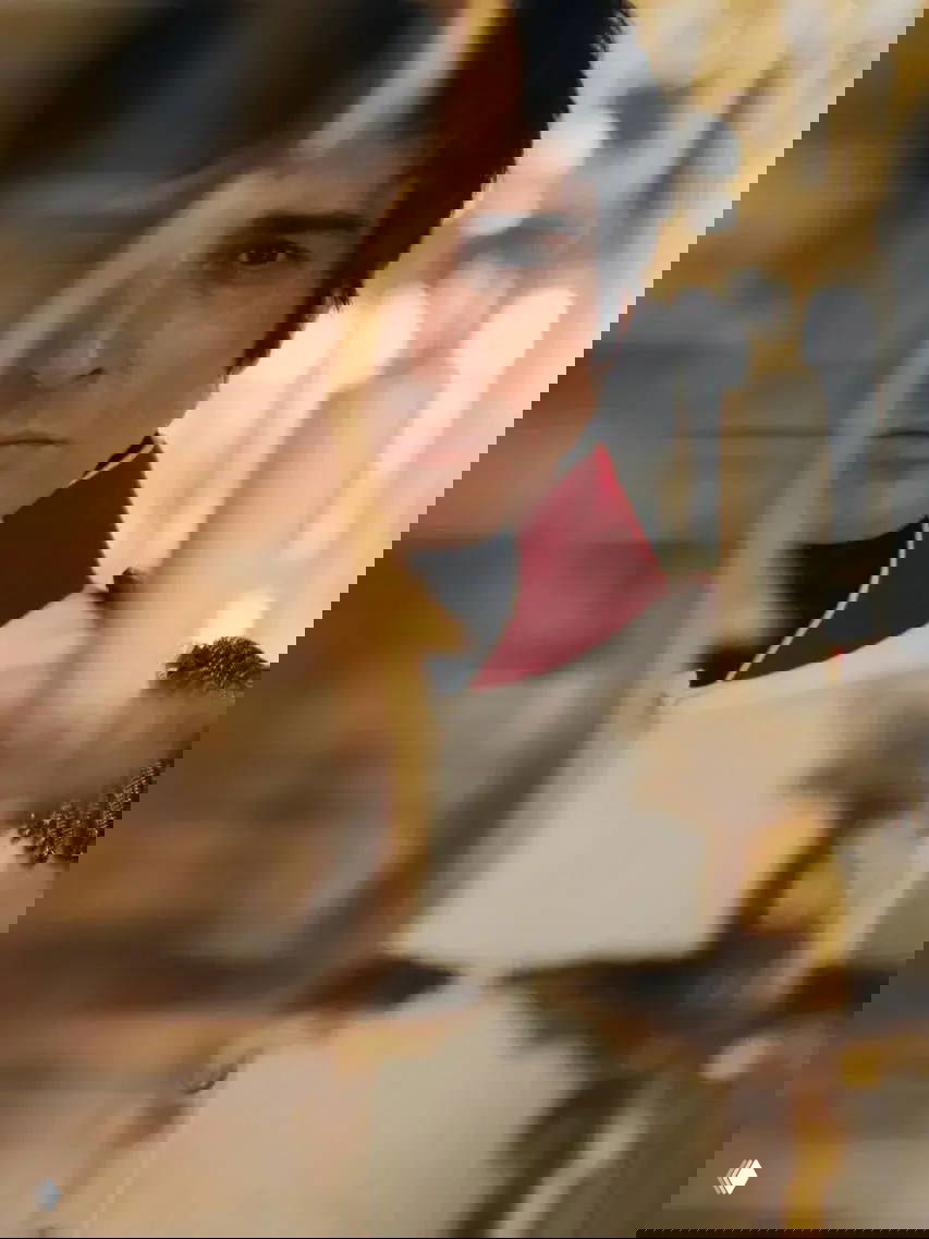 Полукрупный кадр Станислава Бондаренко в образе офицера, мягкое тёплое освещение и театральный фон — съёмочный материал режиссёра.