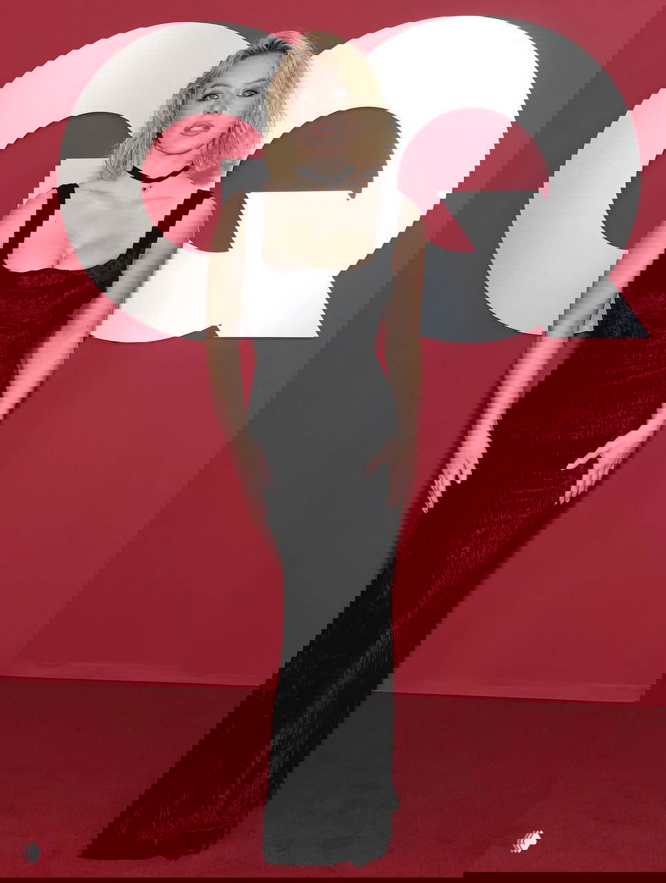 Сидни Суини в чёрном бархатном платье винтажного Versace на красной дорожке GQ Men of the Year 2025, полный рост, классический образ.