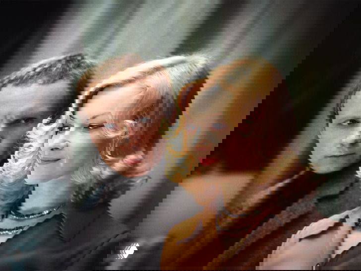 Режиссёрская сцена: крупный план мужчины и женщины из фильма «Ирония судьбы», выражения лиц передают характерные эмоции ключевой сцены.