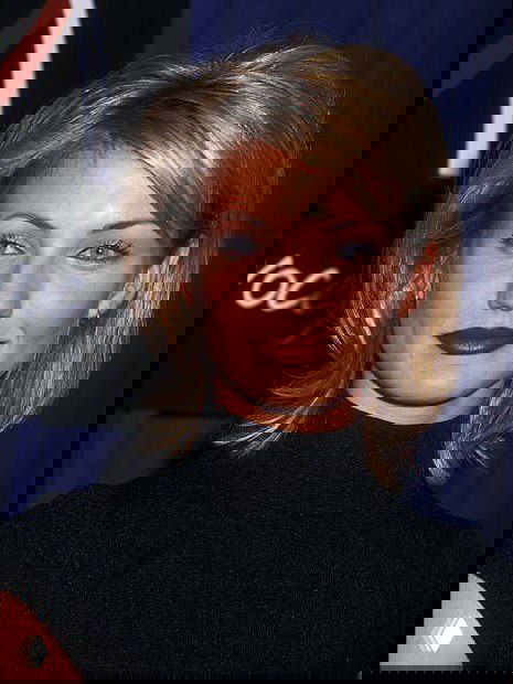 Портрет в студийном или вечернем освещении: выразительные губы в насыщенном тёмном оттенке и лёгкий макияж глаз в духе 90-х.