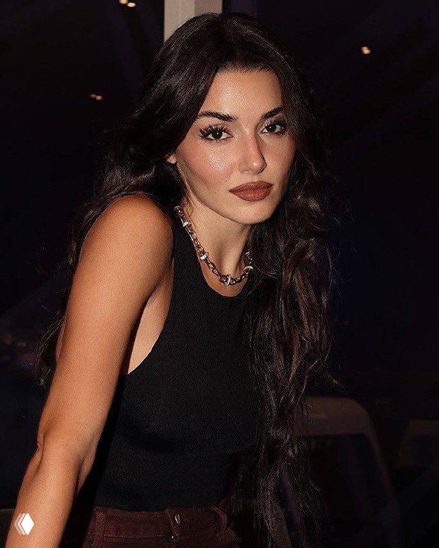 Ночной кадр с эффектом цифрового искажения: женщина в тёмной одежде, графический арт-эффект и динамичная композиция.