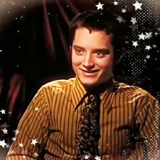 Крупный план улыбающегося Элайджи Вуда из интервью с наложенными декоративными звёздами; образ тёплый и мемный, ретро-стилизация.