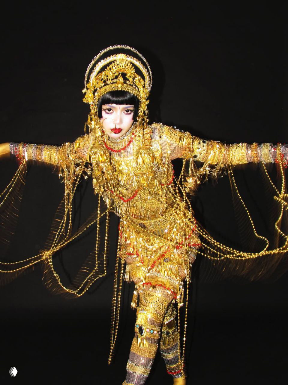 Лиса в образе сирены из «Любовь. Смерть. Роботы»: золотистый, богато украшенный костюм с множеством подвесок и театральным макияжем.