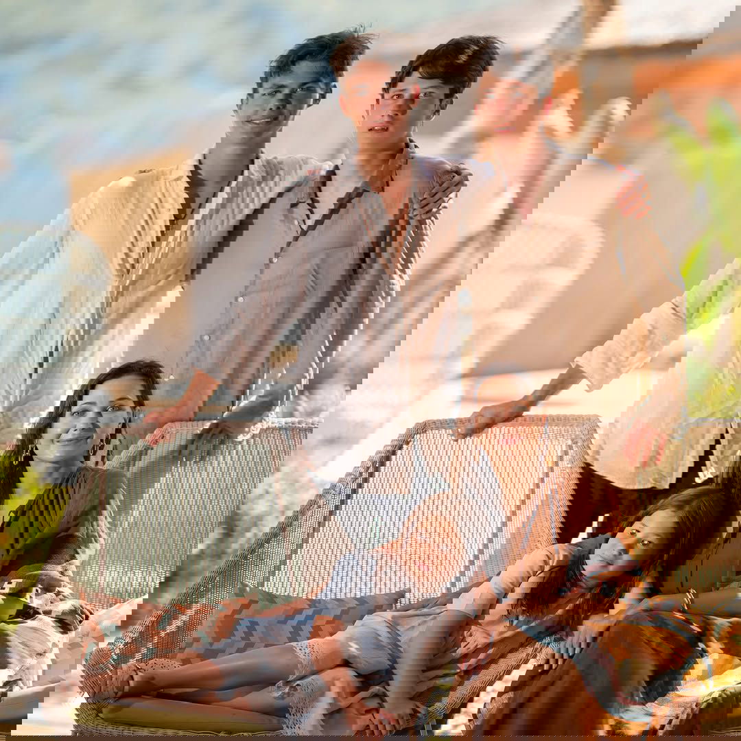 Екатерина Климова со своими детьми на летнем отдыхе у моря: семейный портрет в креслах на террасе, тёплая атмосфера и улыбки.