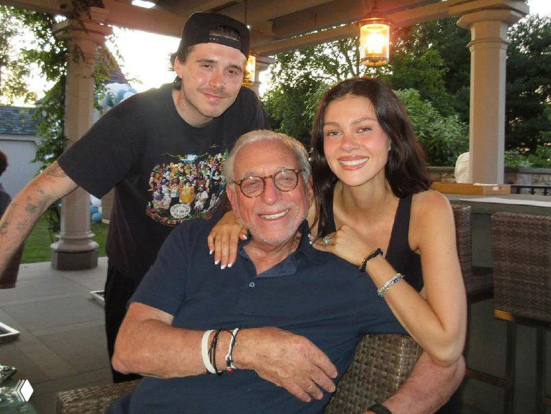 Отец Николы Пельтц поддержал дочь и зятя