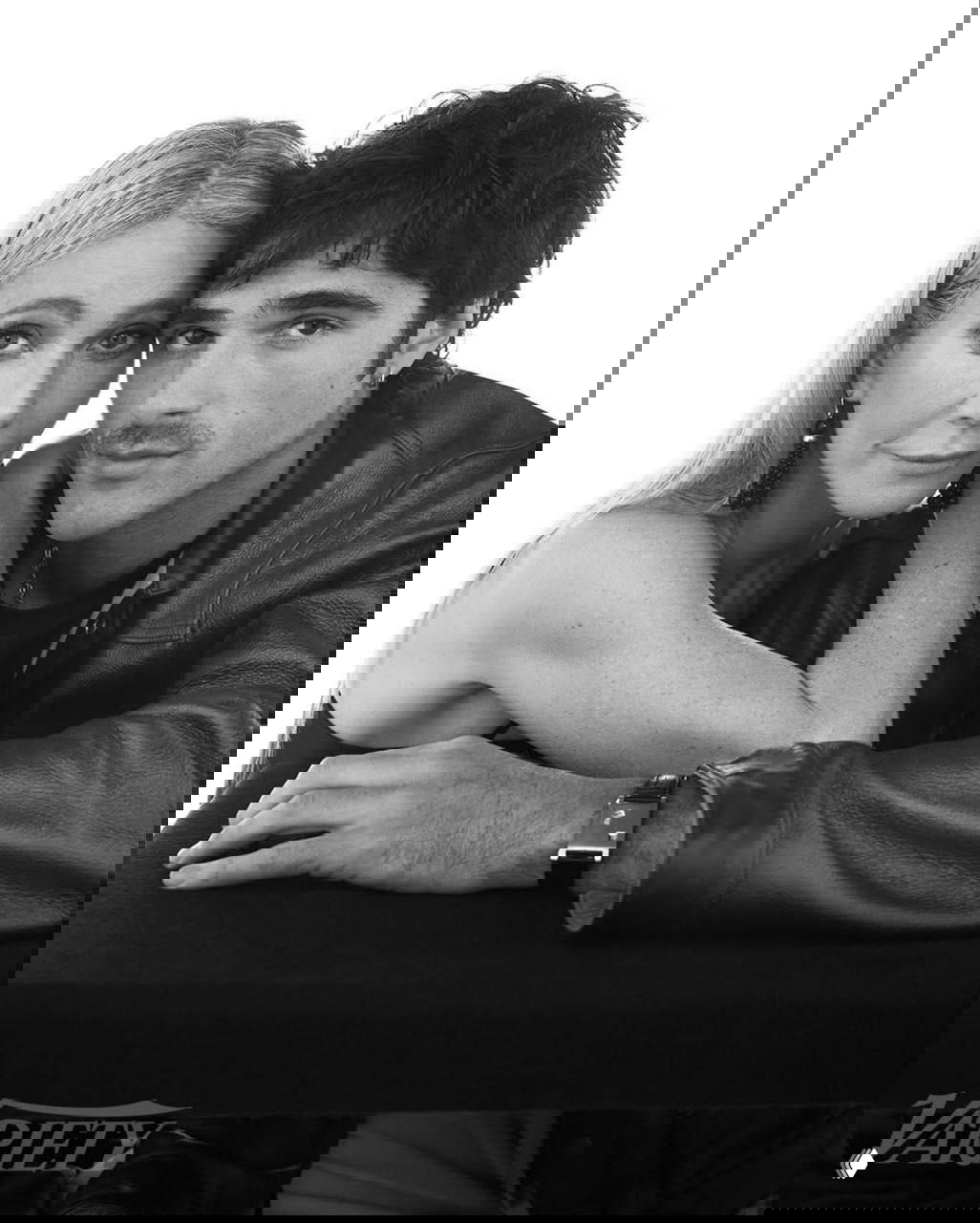 Крупный чёрно‑белый портрет: Гвинет Пэлтроу облокачивается на Джейкоба Элорди, пара смотрит в камеру в интимном студийном кадре