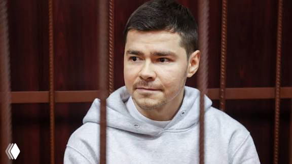 Аяз Шабутдинов в серой толстовке за решёткой в зале суда, фотография, иллюстрирующая обвинение и судебный процесс.