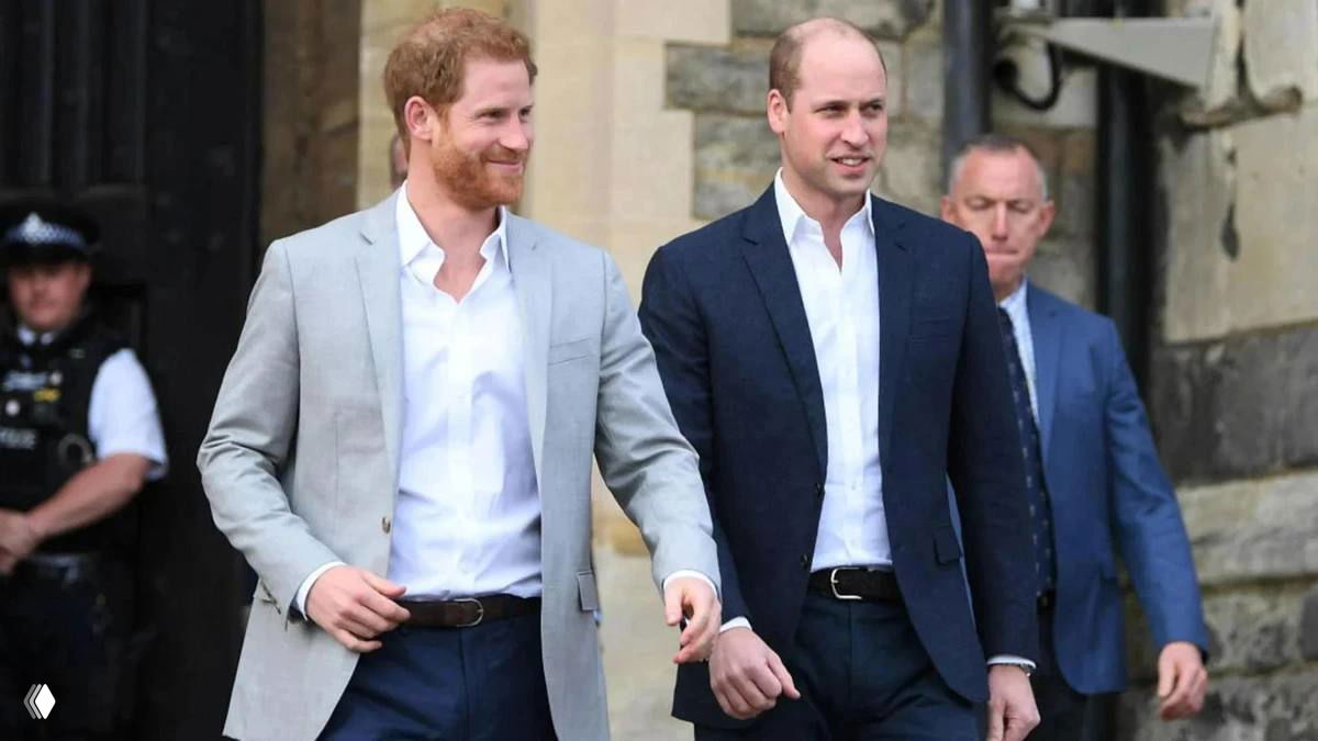 Два мужчины в деловых костюмах идут рядом у входа во внушительном здании; кадр служит иллюстрацией к новости о встрече в королевской семье.