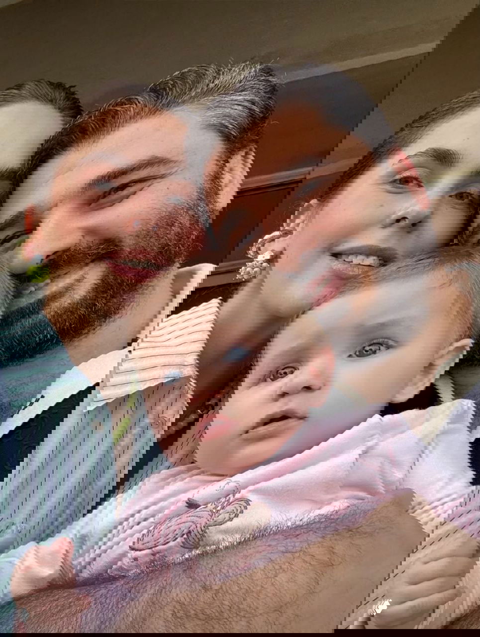 Крупный план: Лиза Моряк и Сарик Андреасян с младшей дочерью Шарлиз, родители улыбаются, у ребёнка заметны светлые голубые глаза.