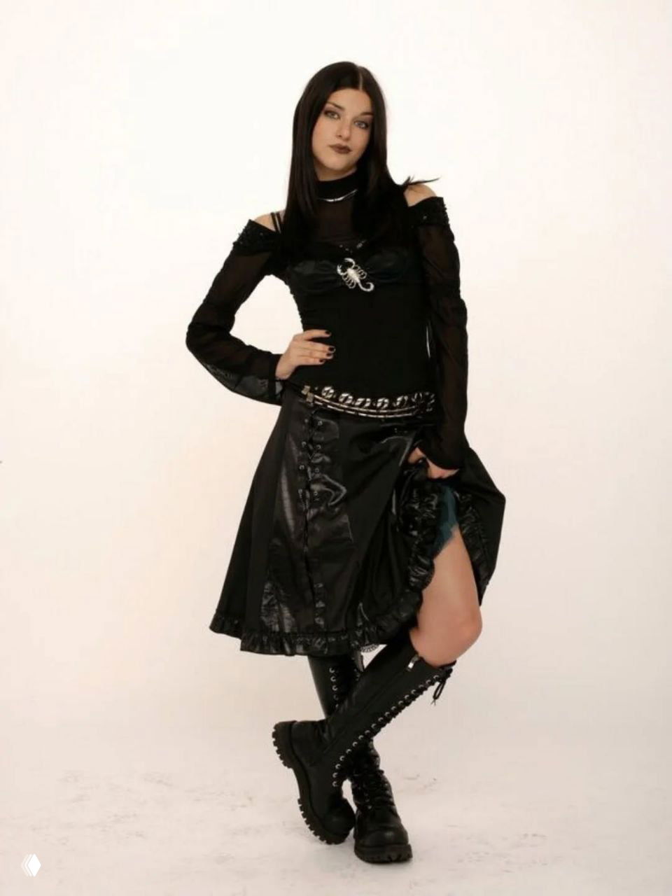 Селфи двух людей в кафе: молодая женщина обнимает мужчину, оба улыбаются, тёплая атмосфера заведения.