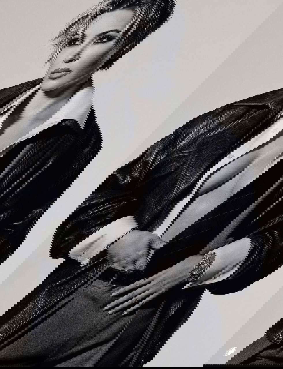 Крупный студийный портрет женщины в кожаной куртке и галстуке — игра мужских мотивах в женском образе для глянца.