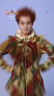 Готовый яркий костюм и причёска одного из героев фильма «Буратино»: демонстрационный кадр финального образа в движении.