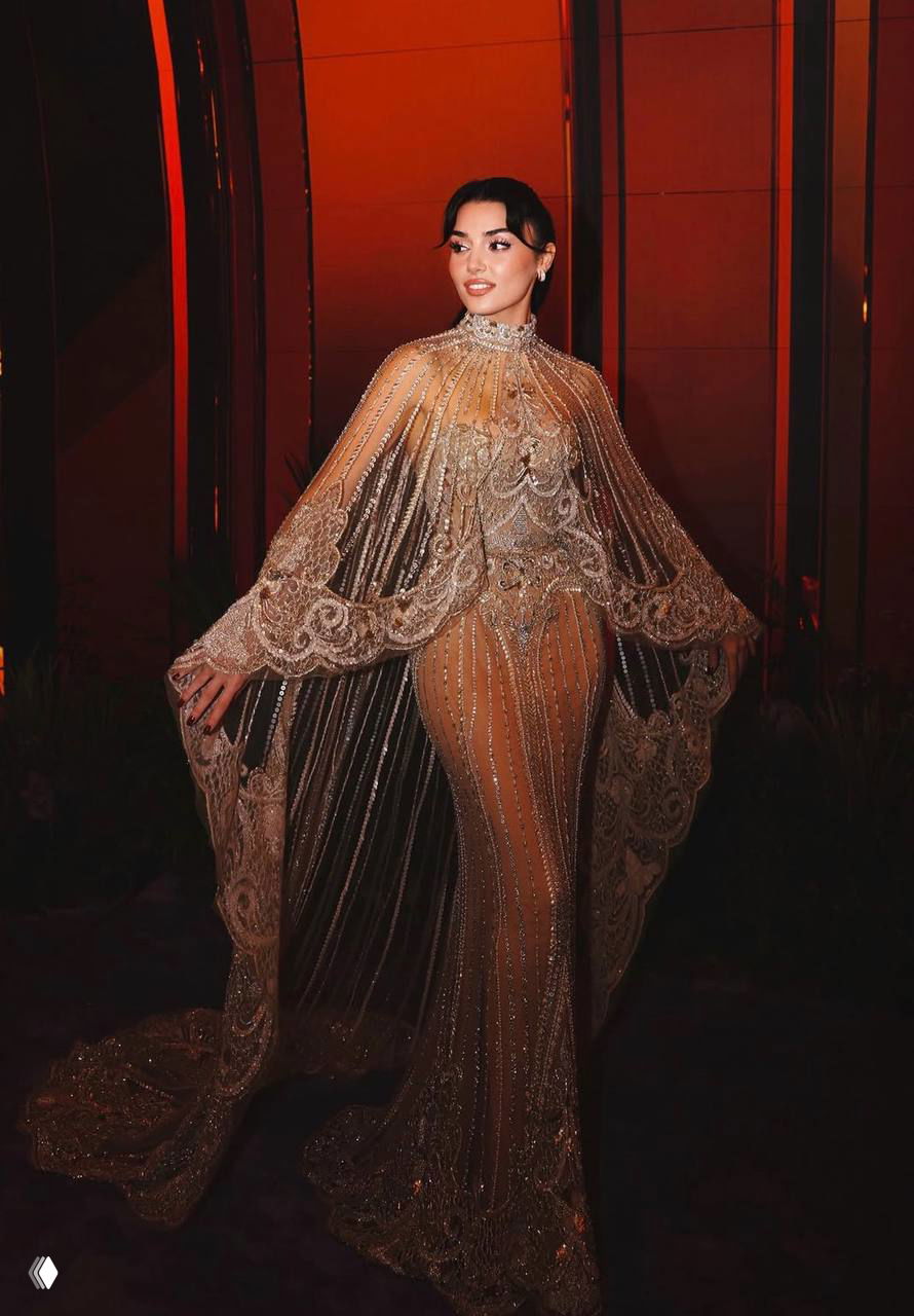 Ханде Эрчел в прозрачном облегающем платье с накидкой и блестящими деталями на красной дорожке — образ премии Joy Awards.