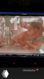 Скриншот семейного архивного видео Равшаны Курковой: ребёнок в кадре на мониторе, тёплые бытовые сцены и праздничные моменты.