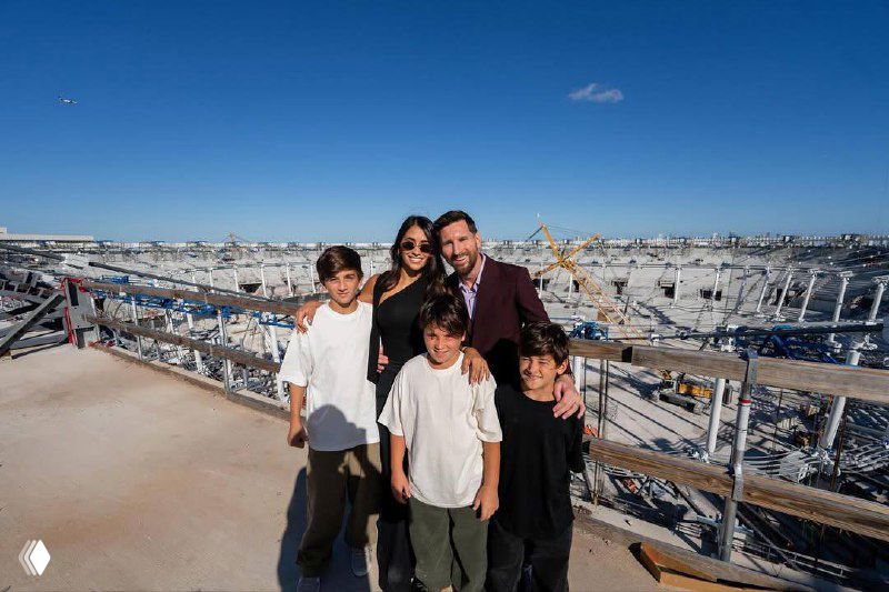 Панорамный вид на строительство домашнего стадиона клуба: рабочая площадка и трибуны, изображение частично искажено цифровыми артефактами (глич).