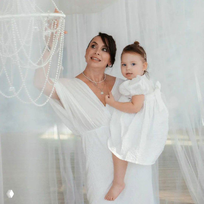 Глитч-фото с портретом Жанны Фриске и ребёнком: изображение частично размыто, наложены искажения и цветовые полосы.