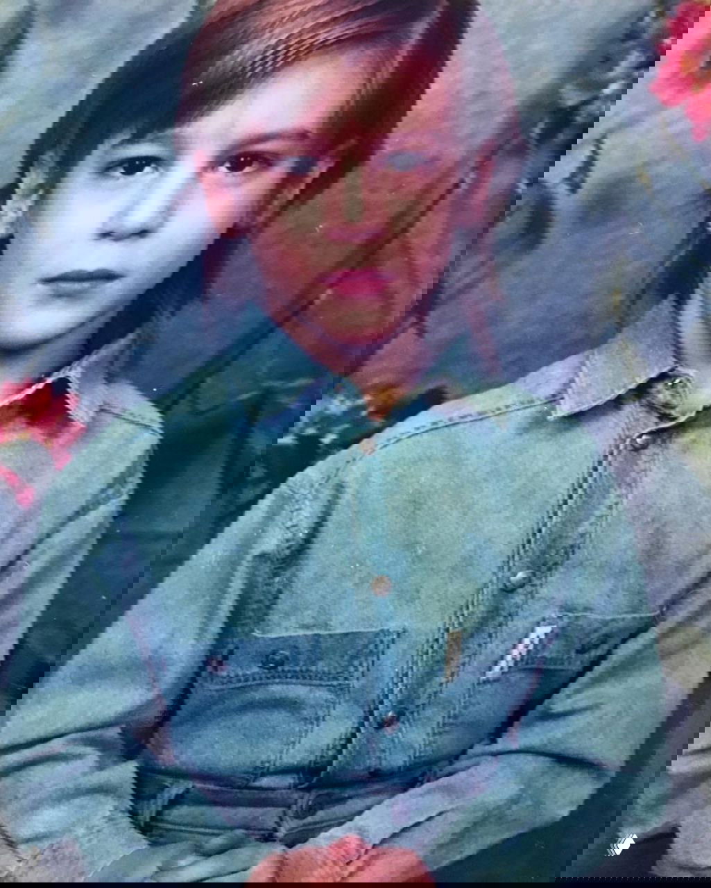 Детская фотография Ивана Янковского в школьном портрете — юный мальчик в джинсовой рубашке, формальная поза перед студийным фоном.