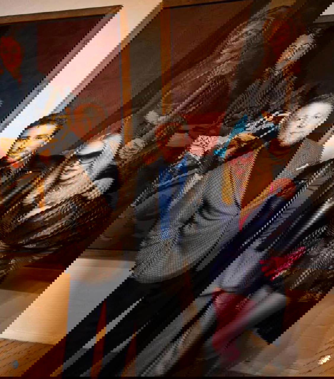 Мадонна и Гай Ричи позируют вместе с ещё одним мужчиной на фоне картин в галерее; кадр фиксирует дружеский совместный выход на светском событии.