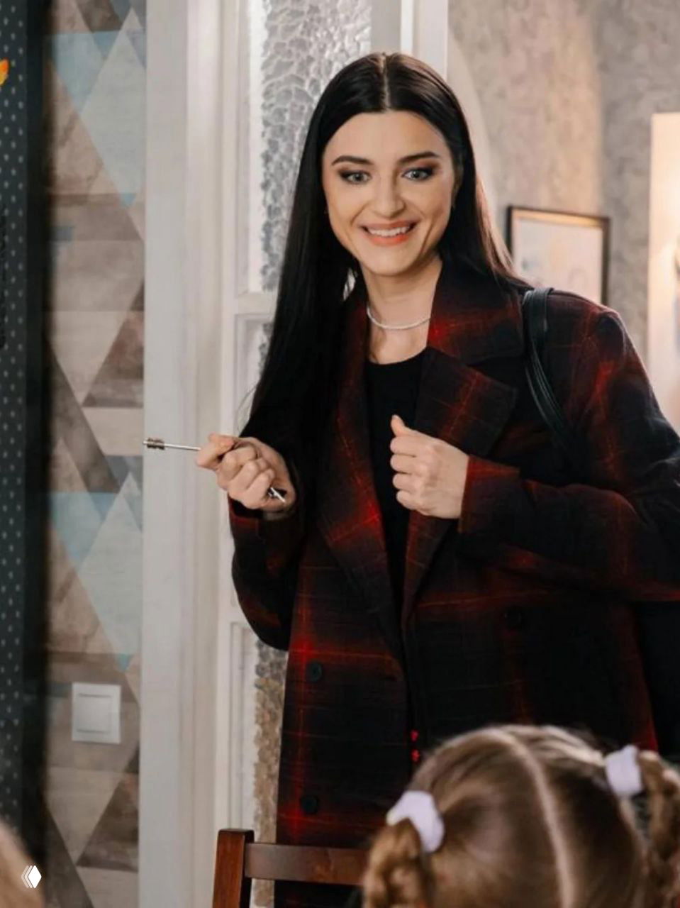 Крупный портрет женщины в момент размышления или сцены из сериала, тёплое освещение и естественная поза.