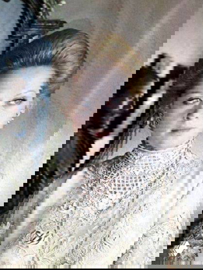 Алиса Фрейндлих в сценическом историческом костюме с богатой отделкой и сложной причёской, кадр напоминает костюмную кинороль актрисы в постановке.