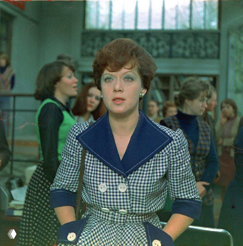 Фотография с визуальными искажениями: несколько людей в зале, артефакты и наложение слоёв делают изображение размытым и трудночитаемым, ретро-атмосфера съёмки.