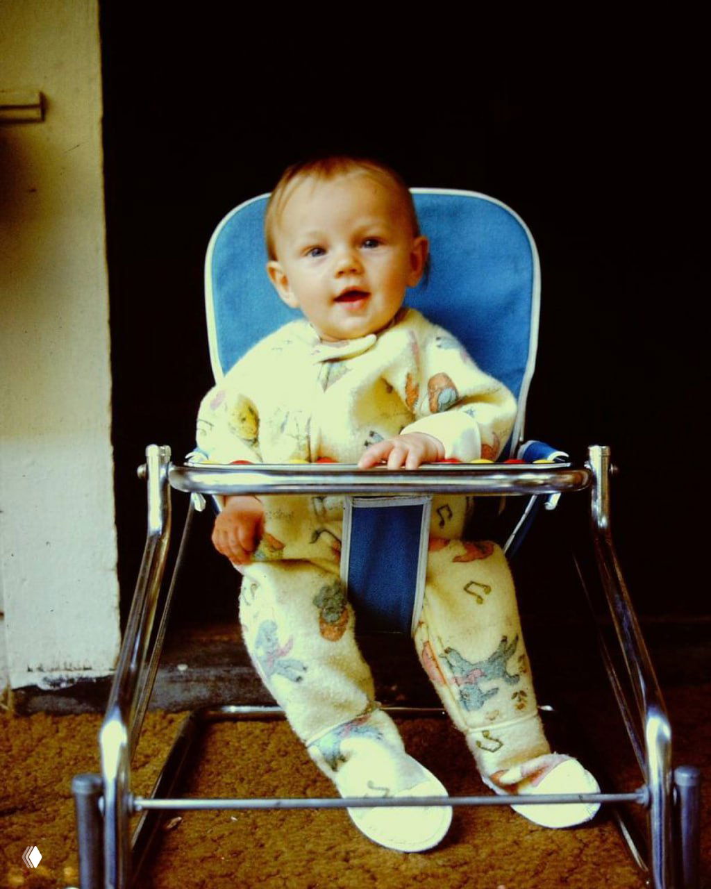 Архивное детское фото: младенец в детском стульчике‑качалке, тёплый домашний кадр как иллюстрация ранних лет жизни будущего актёра.
