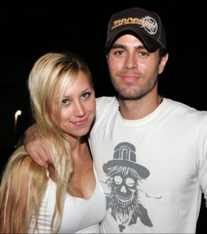 Двое взрослых на архивной фотографии: мужчина в кепке и женщина рядом, портретный кадр из прошлых съёмок.