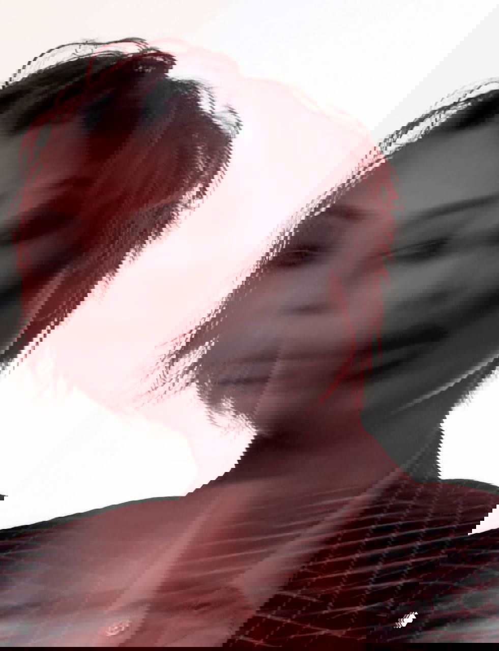 Размытый художественный портрет женщины с несколькими наложенными силуэтами — экспериментальная студийная съёмка для кавер‑стори.