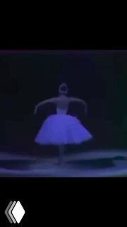 Небольшой видеокадр или превью: силуэт балерины в пачке на сцене, тёмный фон и подсветка, быстрый фрагмент исполнения, передающий форму движения