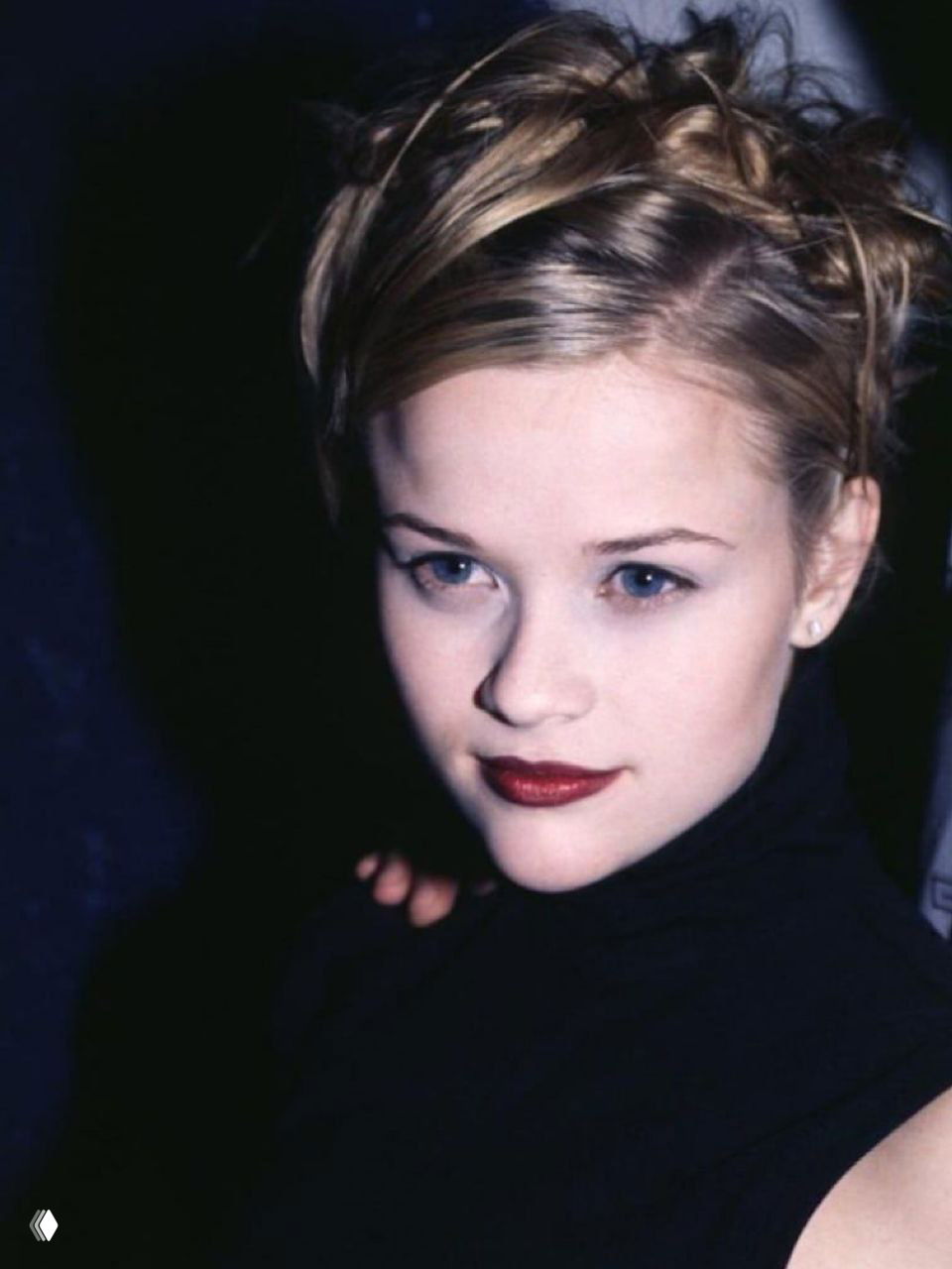 Крупный план лица в мягком свете: бледная кожа, подчёркнутые глаза и глубокий винный оттенок помады в стиле 90-х.