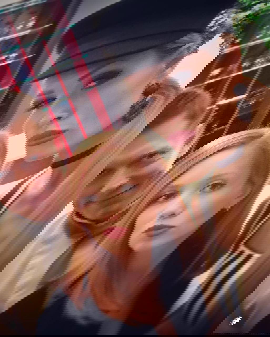 Групповое фото в гримёрке с актрисой Ольгой Кузьминой и коллегами: дружеские позы и профессиональная атмосфера задней сцены телевизионных съёмок.