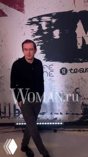Константин Хабенский стоит на светской премьере третьего сезона сериала «Метод» на фоне бренд-баннера с логотипом и водяным знаком Woman.ru, кадр с красной дорожки.
