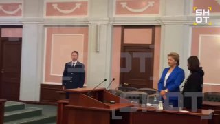 Зал судебного заседания в момент оглашения вердикта: трибуна, столы и фигуры людей в формальной обстановке слушают решение суда о собственности.