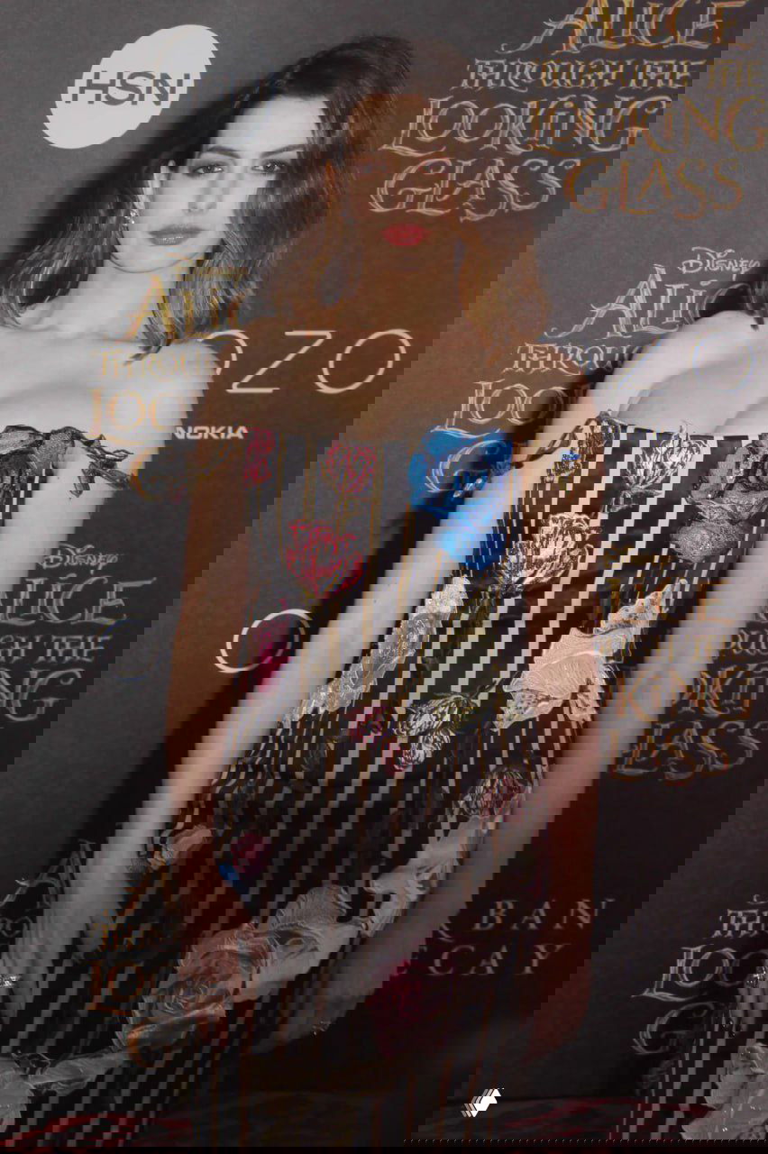 Энн Хэтэуэй в платье в полоску с цветочными аппликациями на кинопремьере; современные декоративные детали и утончённый макияж.