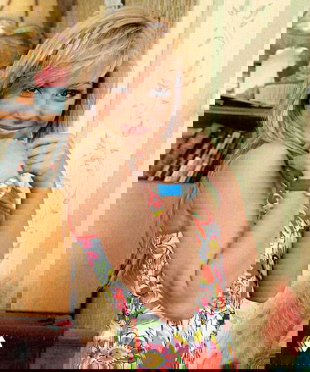 Молодая Дарья Сагалова в образе Светы Букиной на сценической или архивной фотосъёмке — портрет актрисы в лёгком платье и прической того времени.