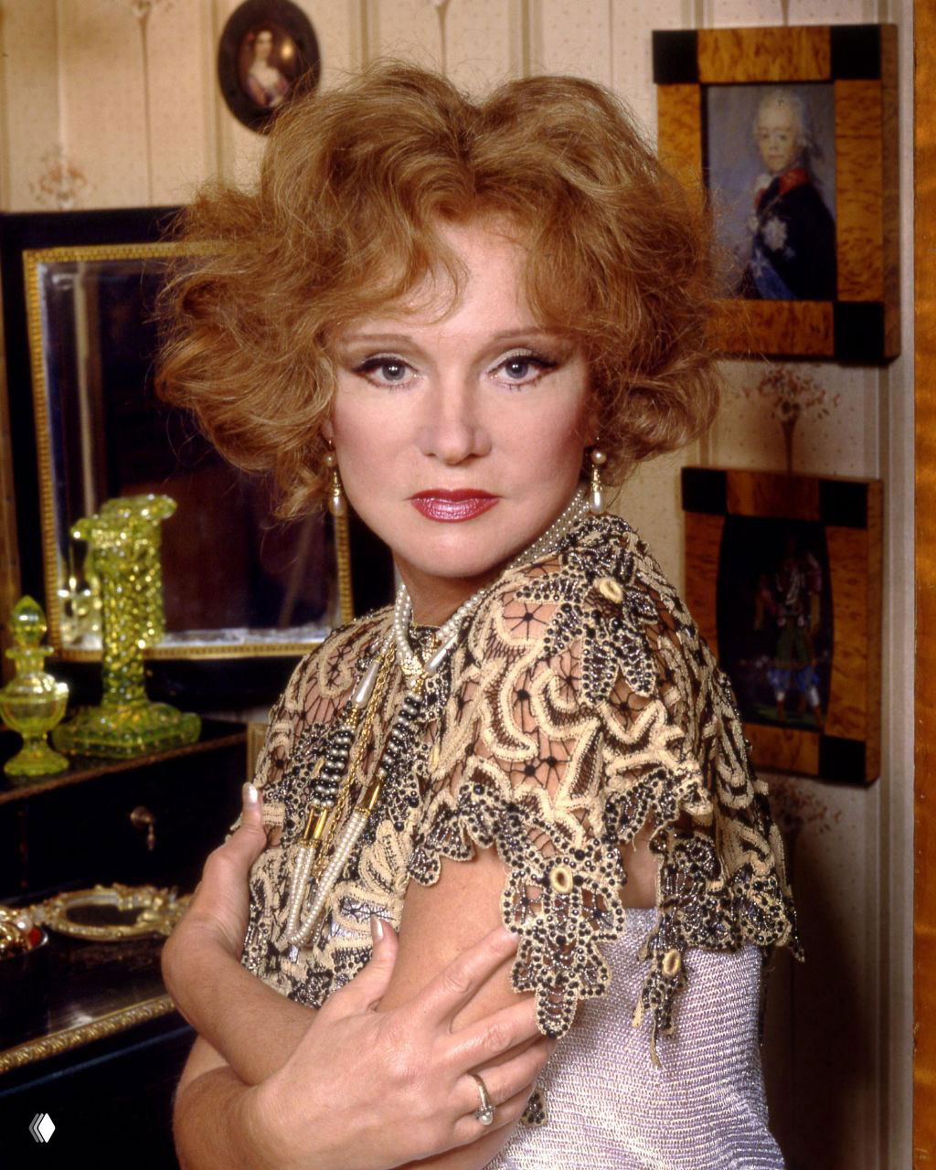 Портрет женщины-актрисы в театральном образе: украшения, сложный макияж и роскошный наряд на студийном фоне, архивная фотография.