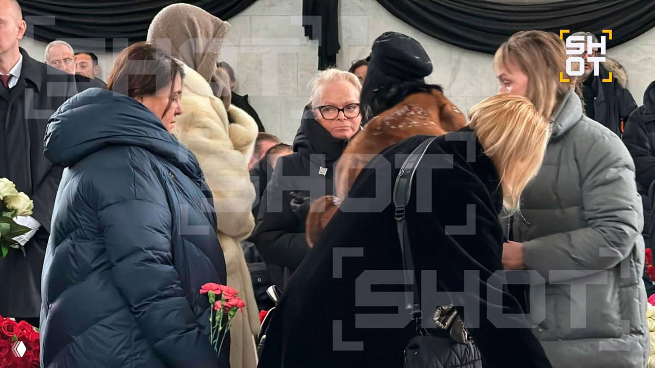 Лариса Долина пришла на прощание с Александром Олейниковым