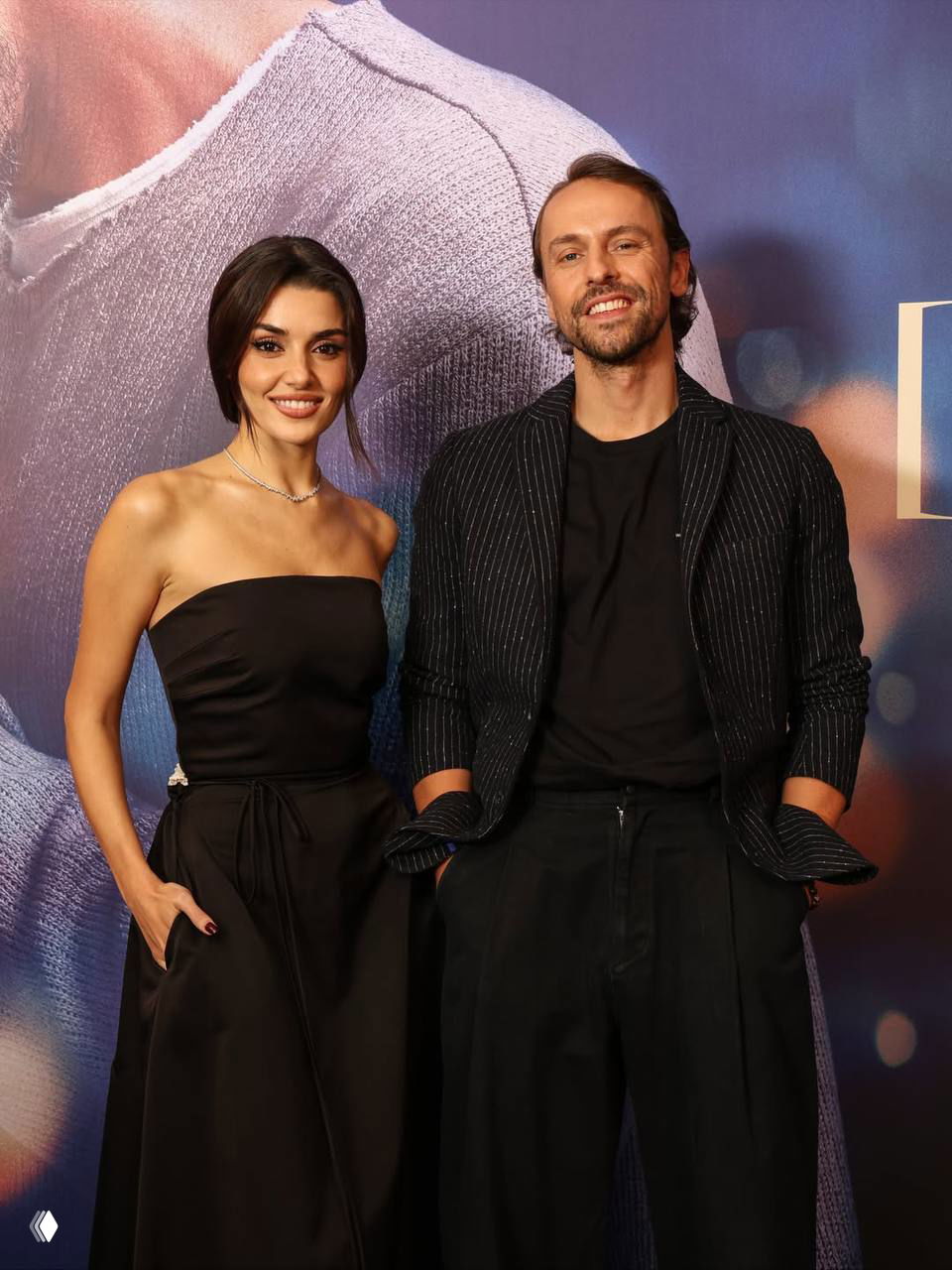 Ханде Эрчел и коллега по показу стоят рядом на фотоколле премьеры фильма «Два мира, одно желание», полный рост в вечерней одежде