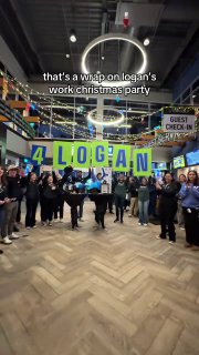 Финальная вечеринка в помещении Topgolf: группа людей держит баннер «4LOGAN», праздничная сцена как итог маркетинговой истории.