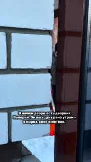 Превью ролика: двор зимой, мужчина-дворник выходит во двор в снегопаде; видны подъезды, сугробы и подпись о добрых делах в переписке.