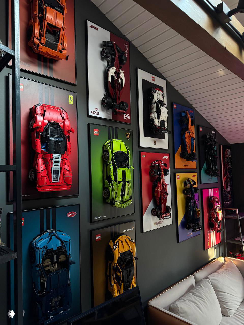 Стена кабинета, полностью украшенная объёмными рамками с крупными моделями гоночных машин из Lego — коллекция украшает интерьер рабочего пространства.