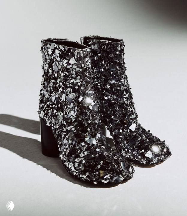 Черные блестящие таби Maison Margiela, покрытые бусинами, металлическими деталями, пайетками и кусочками битого стекла.