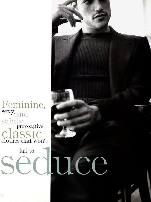 Чёрно‑белый архивный кадр: мужчина в пиджаке держит бокал, акцент на деталях и атмосфере фэшн‑вечера, винтажная эстетика 1997 года.