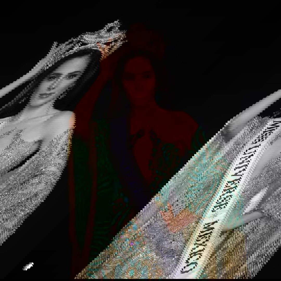 Портрет Фатимы Бош в короне и ленте «Miss Universe Mexico», в украшенном платье на тёмном фоне — официальный кадр с церемонии.