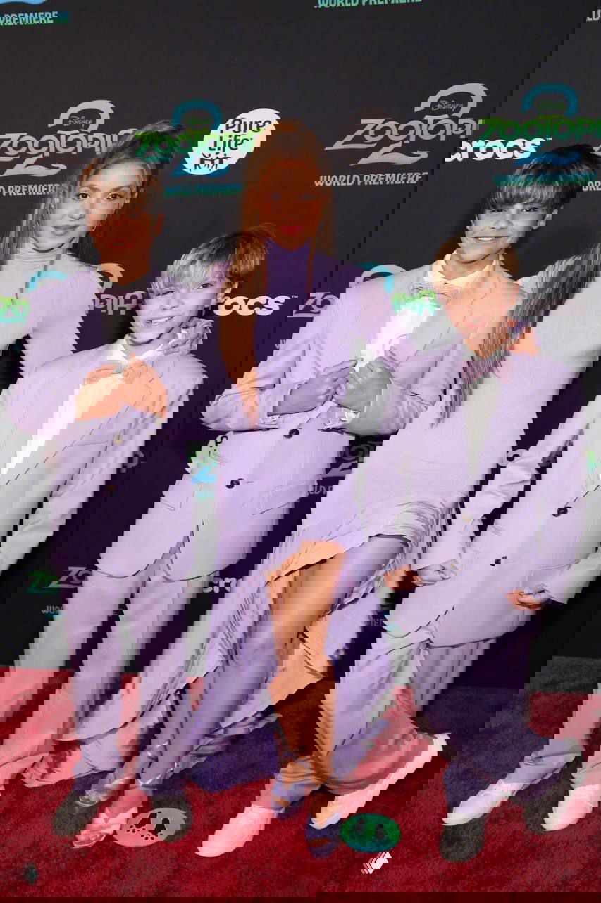 Шакира с сыновьями в лавандовых нарядах стоят на красной дорожке на мировой премьере «Зверополиса 2» в Лос‑Анджелесе, позируют перед фотоколлом.